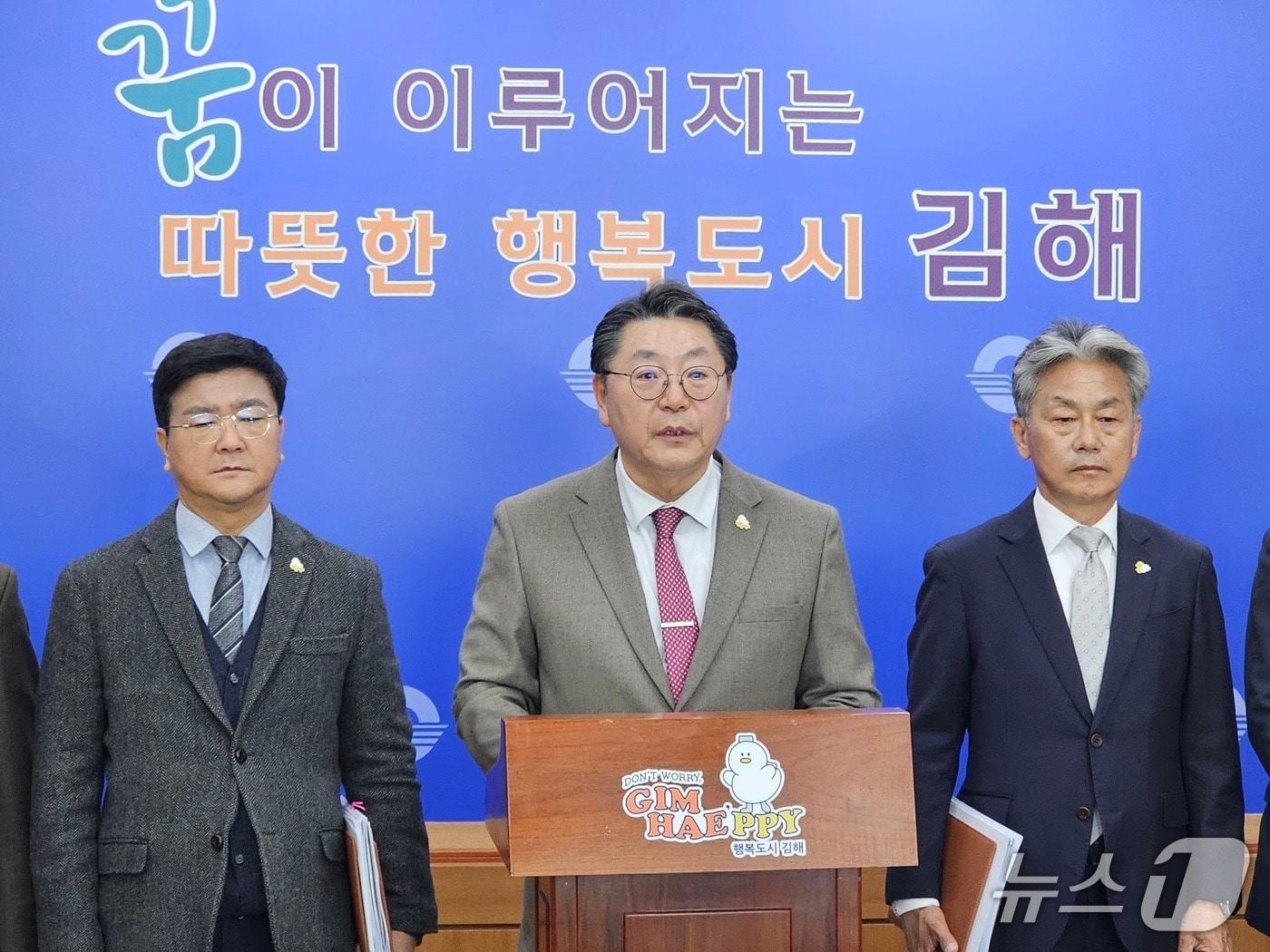 본문 이미지 - 홍태용 김해시장이 16일 시청 프레스센터를 찾아 국제물류 진흥 지역 지정 및 육성에 관한 특별법' 통과에 대한 환영 입장을 내고 있다. 2026.3.16 ⓒ 뉴스1 박민석 기자