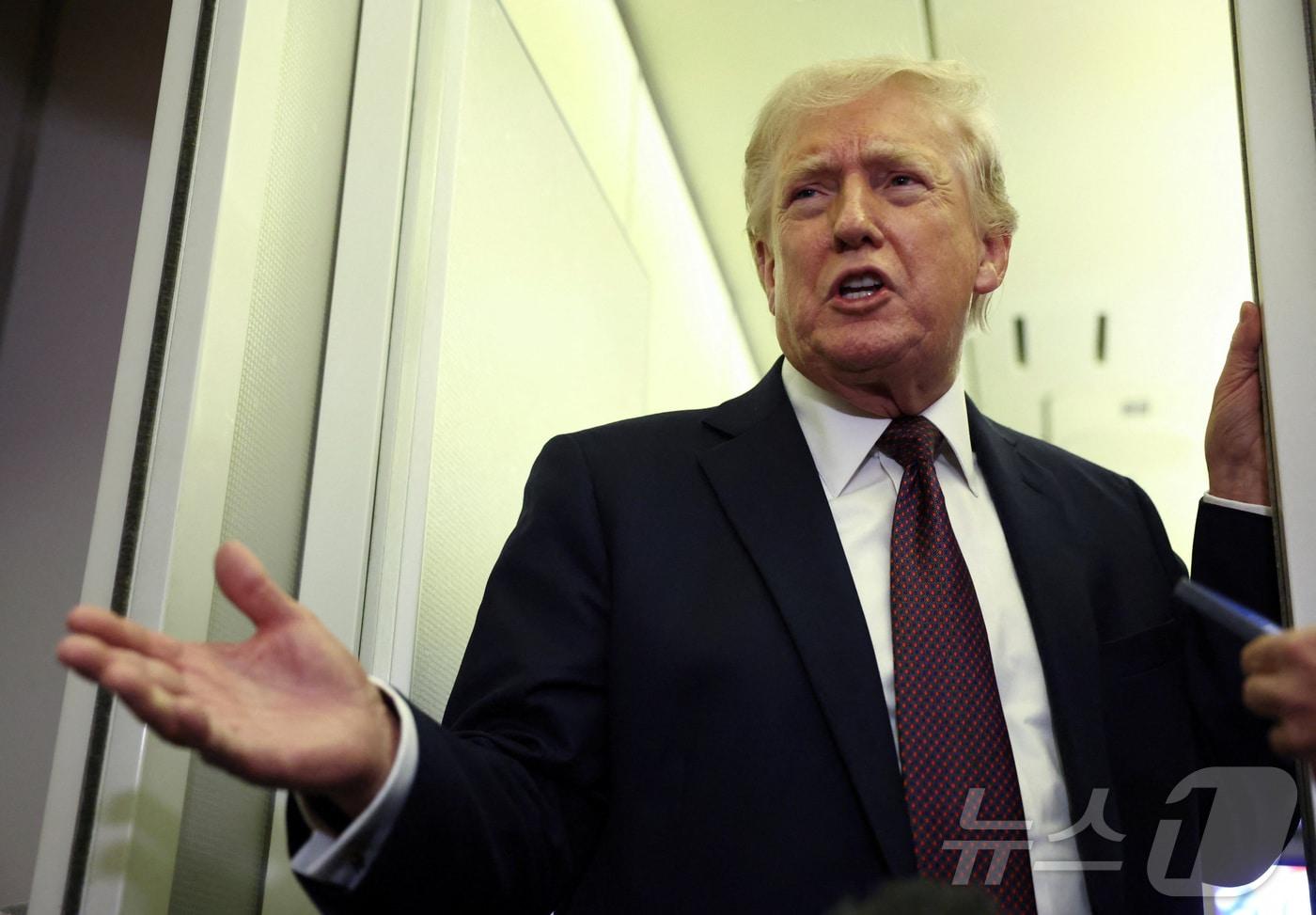 본문 이미지 - 도널드 트럼프 미국 대통령이 15일(현지시간) 워싱턴DC로 돌아오는 에어포스원(미 대통령 전용기)에서 기자들과 대화하고 있다. 2026.03.15. ⓒ 로이터=뉴스1