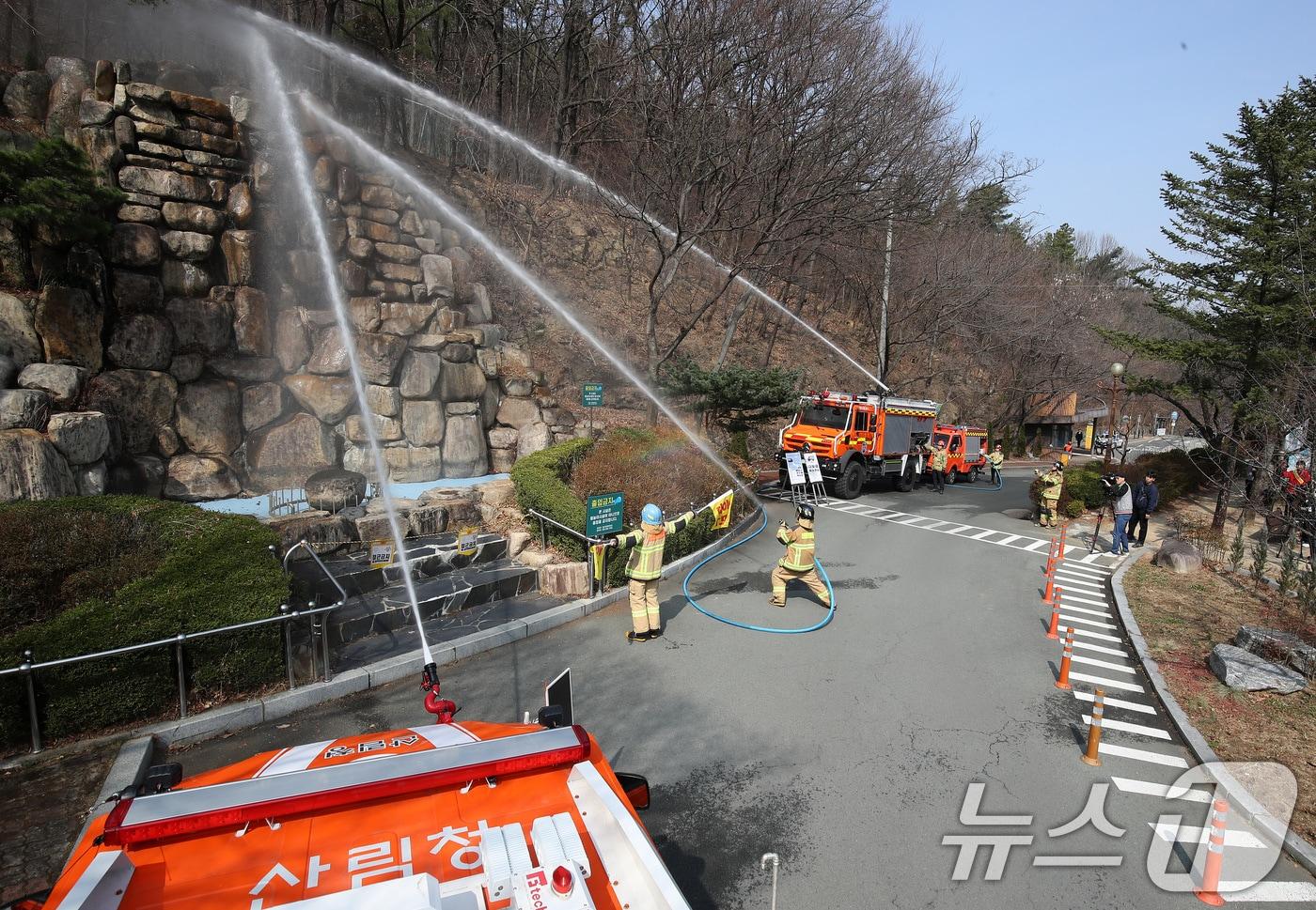 본문 이미지 - 산불 진화 훈련. 2026.3.16 ⓒ 뉴스1 공정식 기자