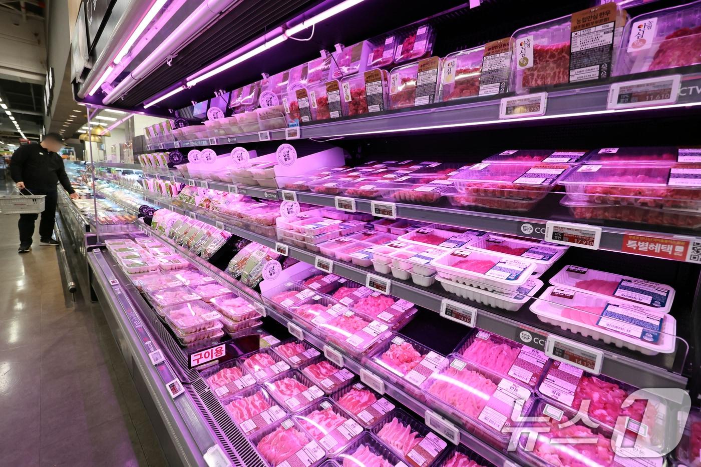 본문 이미지 - 서울시내 한 대형마트에 축산물이 진열돼 있다. (사진은 기사 내용과 무관함) 2026.3.16 ⓒ 뉴스1 황기선 기자