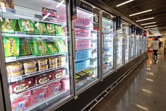 본문 이미지 - 서울시내 한 대형마트에 과자가 진열돼 있다.2026.3.16 ⓒ 뉴스1 황기선 기자