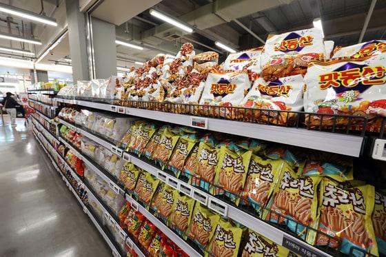 본문 이미지 - 서울시내 한 대형마트에 과자가 진열돼 있다. 2026.3.16 ⓒ 뉴스1 황기선 기자