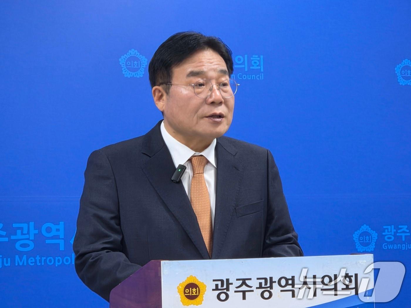 본문 이미지 - 이병훈 더불어민주당 전남광주특별시장 예비후보(호남발전특위 수석부위원장)가 16일 광주시의회 브리핑룸에서 민주당 경선 불참을 선언하고 있다. 2026.3.16 ⓒ 뉴스1 이수민 기자