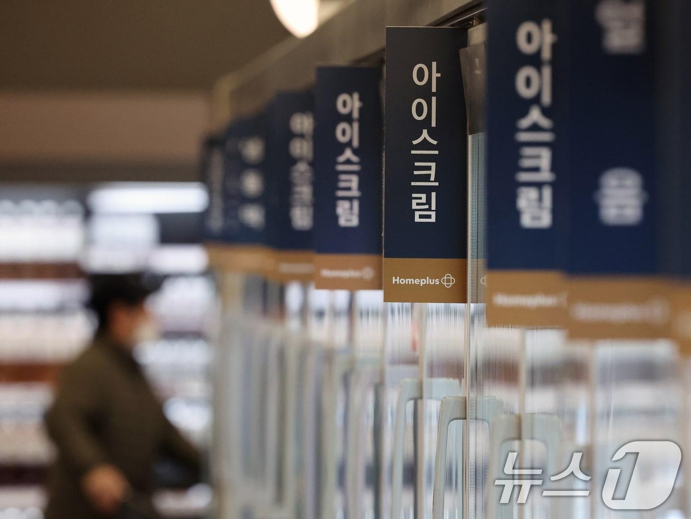 본문 이미지 - 16일 서울시내 한 대형마트에서 고객이 아이스크림 코너를 둘러보고 있다.  2026.3.16 ⓒ 뉴스1 황기선 기자