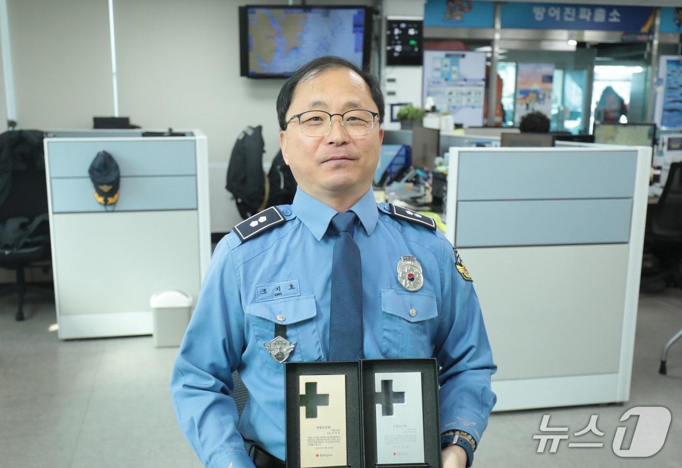 본문 이미지 - 울산해양경찰서 방어진파출소장 조지호 경감이 헌혈유공패를 들고 기념사진을 찍고 있다.2026.3.16.ⓒ 뉴스1 김세은 기자