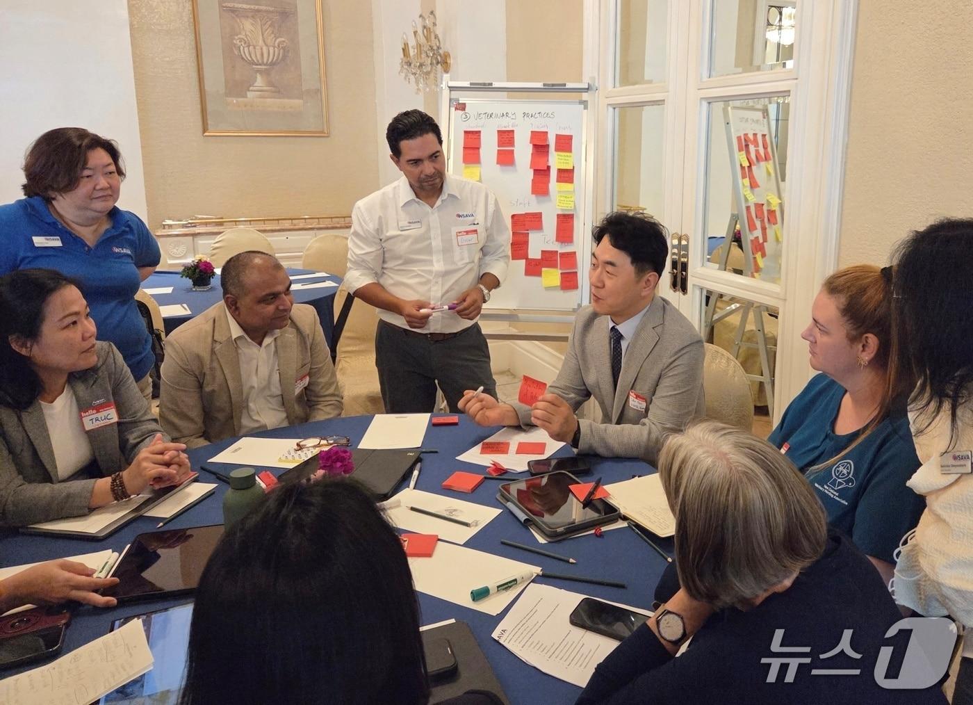 본문 이미지 - 최이돈 한국동물병원협회 회장이 필리핀 마닐라에서 열린 아시아·오세아니아 지역 멤버 포럼에서 대화를 하고 있다(협회 제공). ⓒ 뉴스1
