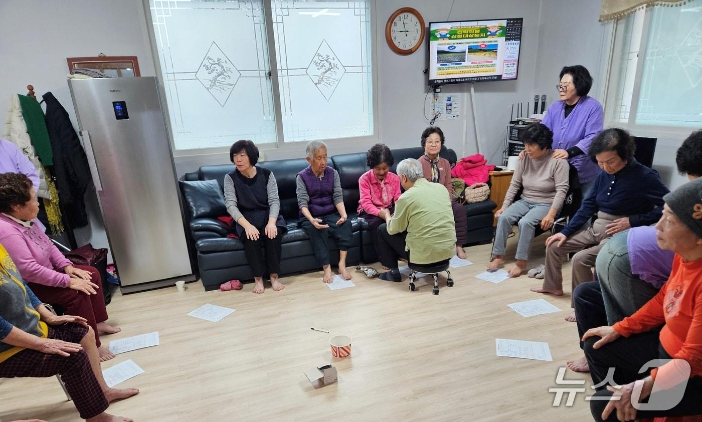 본문 이미지 - 함께하는 나눔회 괴산 칠성 송동마을서 의료 봉사활동.(괴산군 제공. 재판매 및 DB금지)