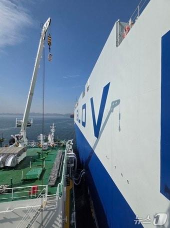 본문 이미지 - 광양항 자동차부두에서 LNG 벙커링 작업을 하는 모습(여수광양항만공사 제공) 