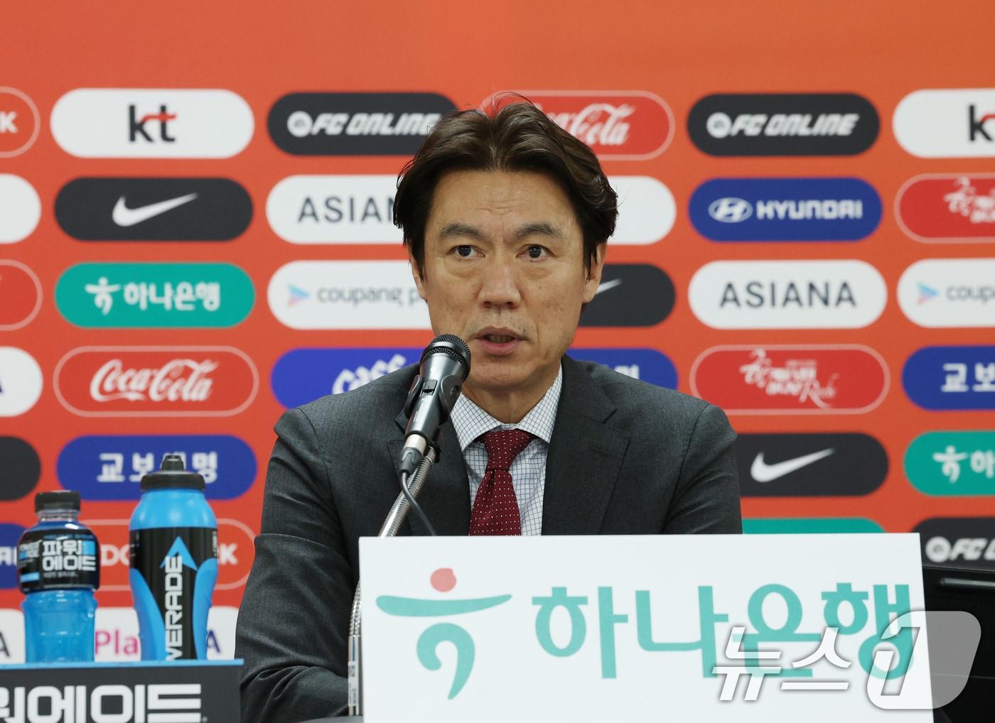 본문 이미지 - 홍명보 축구 국가대표팀 감독이 16일 충남 천안시 서북구 코리아풋볼파크에서 A대표팀 3월 소집 명단을 발표하고 있다. 2026.3.16 ⓒ 뉴스1 김영운 기자
