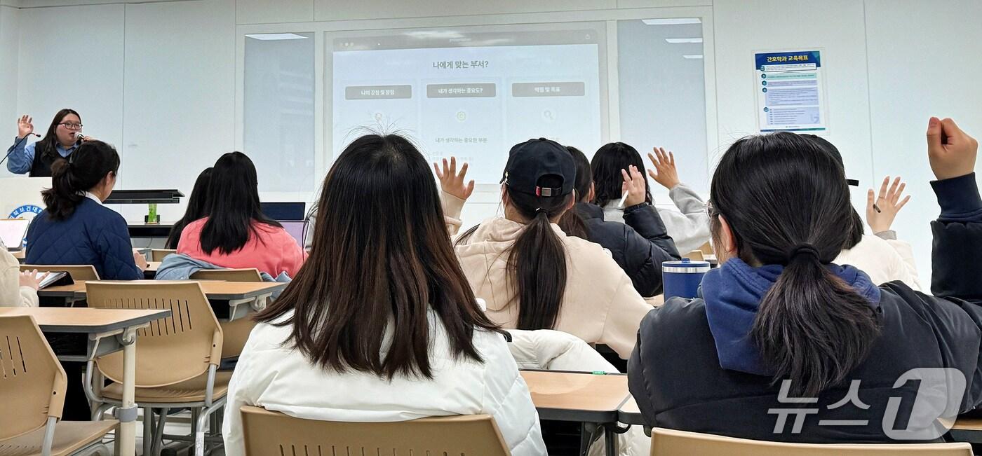 본문 이미지 - 경북보건대 간호학과 학생들이 졸업생 선배의 취업 특강을 듣고 있다. (경북보건대 제공. 재판매 및 DB 금지)
