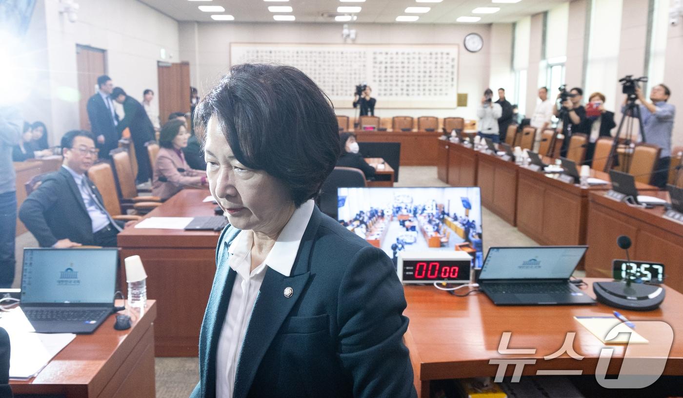 본문 이미지 - 16일 서울 여의도 국회에서 열린 제433회국회(임시회) 법제사법위원회 제2차 전체회의에서 추미애 위원장이 정회를 선포하고 이석하고 있다. 2026.3.16 ⓒ 뉴스1 이승배 기자