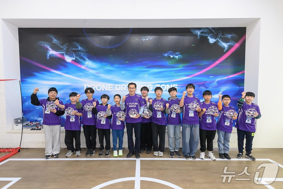 본문 이미지 - 드론축구단 'Y-퓨처윙스' 발대식에서 이기재 양천구청장과 선수단이 기념 촬영하고 있는 모습.(양천구 제공)