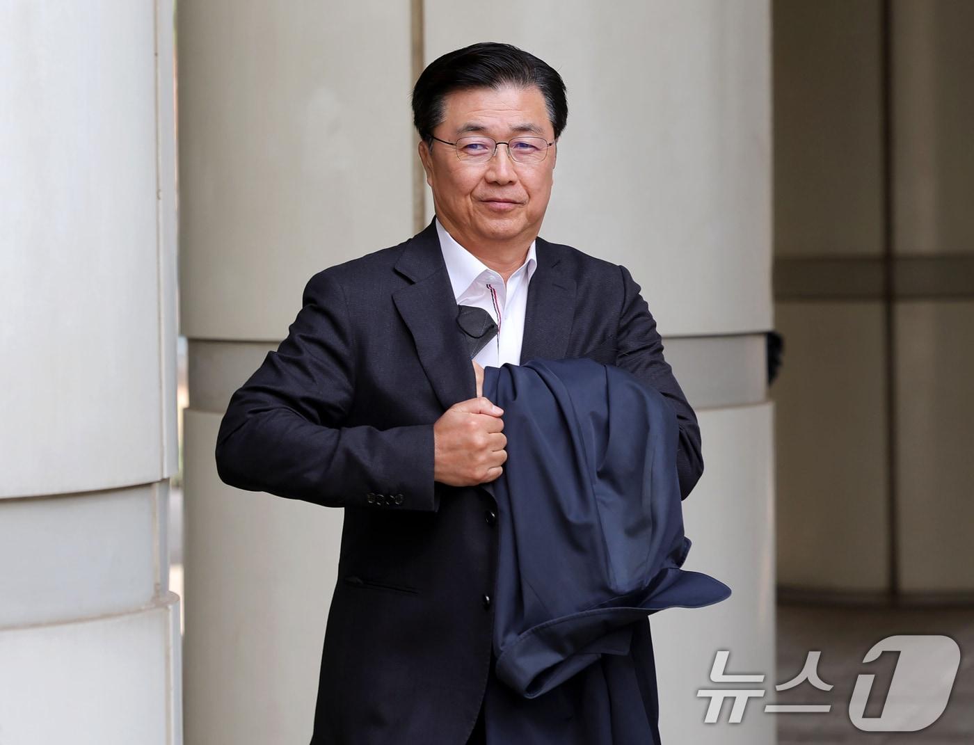 본문 이미지 - 홍장원 전 국가정보원 1차장이 16일 오후 서울 서초구 서울중앙지방법원에서 열린 조태용 전 국가정보원장의 1심 공판에 증인으로 출석하고 있다. (공동취재) 2026.3.16 ⓒ 뉴스1 오대일 기자