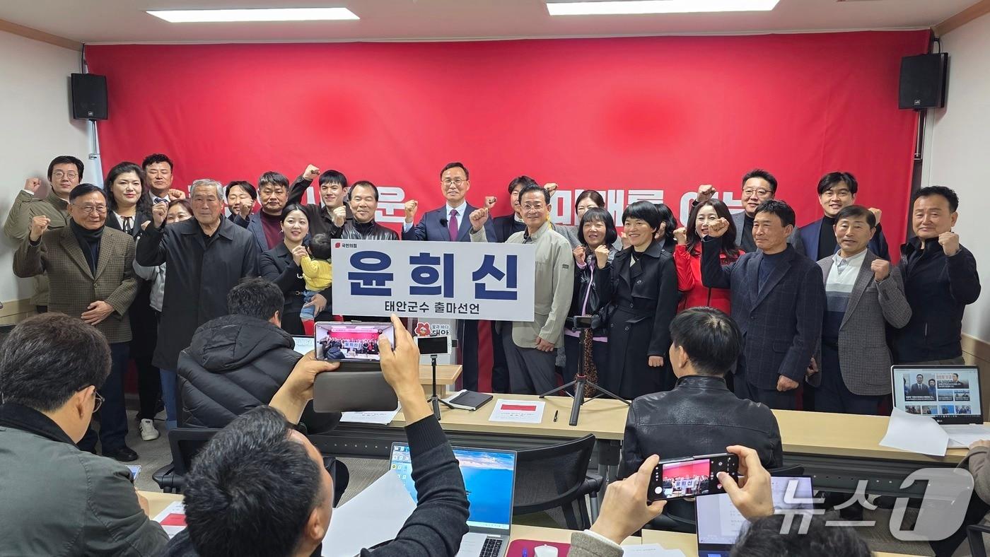 본문 이미지 - 16일 태안군청 브리핑룸에서 태안군수 출마를 공식 선언하는 윤희신 충남도의원(재판매 및 DB금지)2026.3.16 ⓒ 뉴스1 김태완 기자