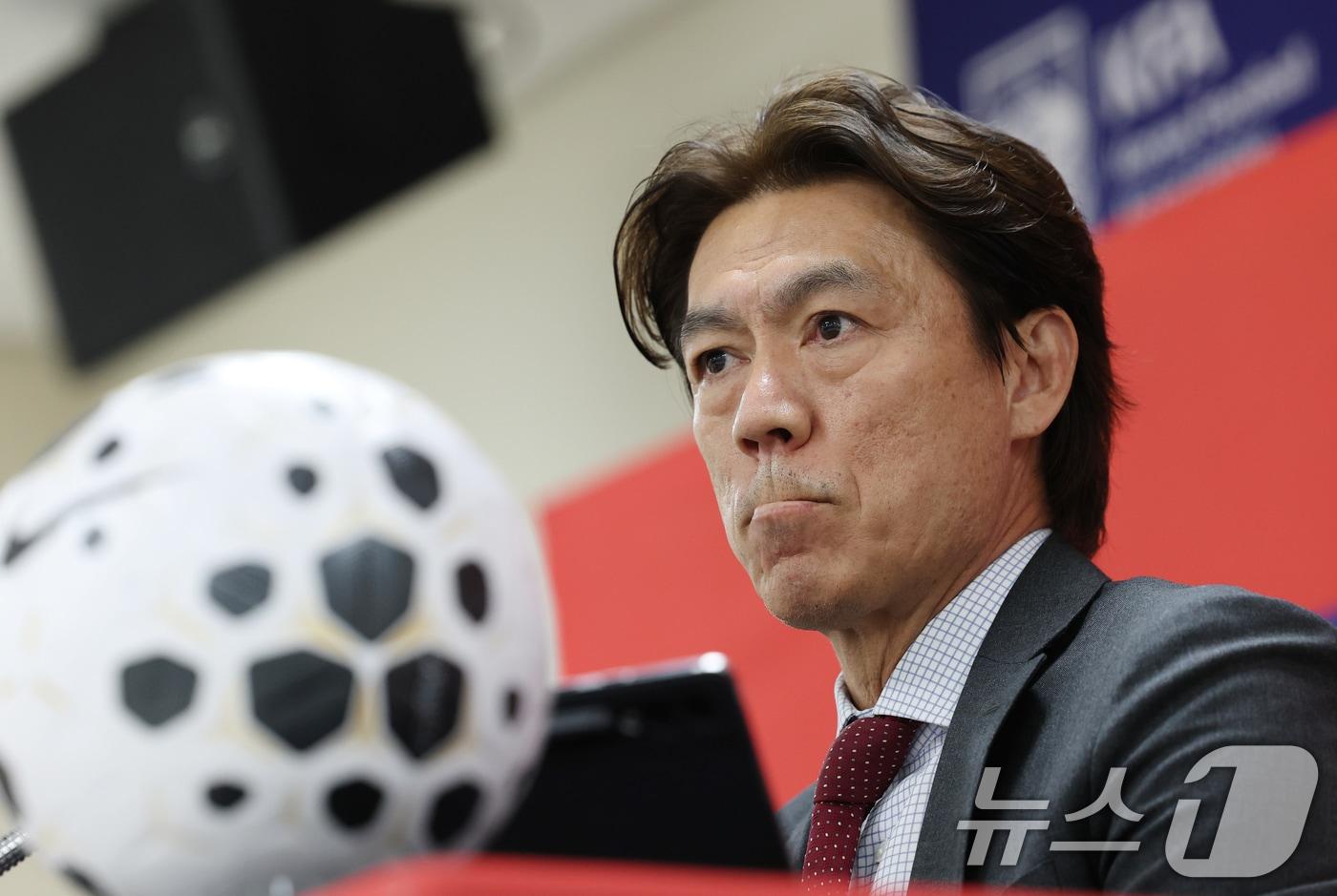 본문 이미지 - 홍명보 축구 국가대표팀 감독이 16일 충남 천안시 서북구 코리아풋볼파크에서 A대표팀 3월 소집 명단을 발표하고 있다. 2026.3.16 ⓒ 뉴스1 김영운 기자