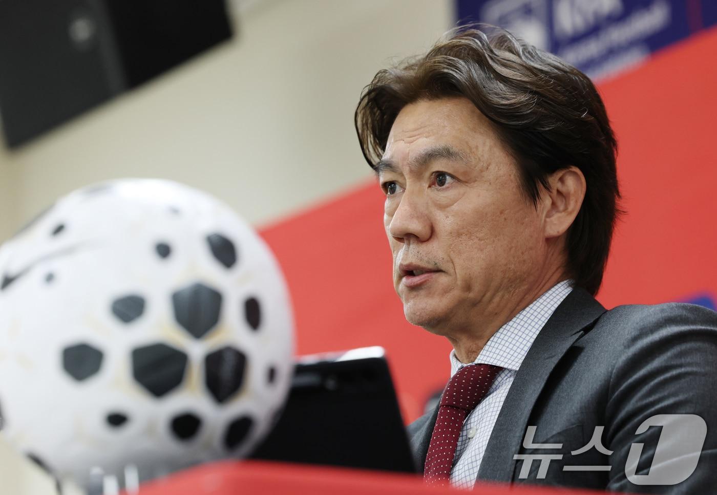 본문 이미지 - 홍명보 축구 국가대표팀 감독이 16일 충남 천안시 서북구 코리아풋볼파크에서 A대표팀 3월 소집 명단을 발표하고 있다. 2026.3.16 ⓒ 뉴스1 김영운 기자