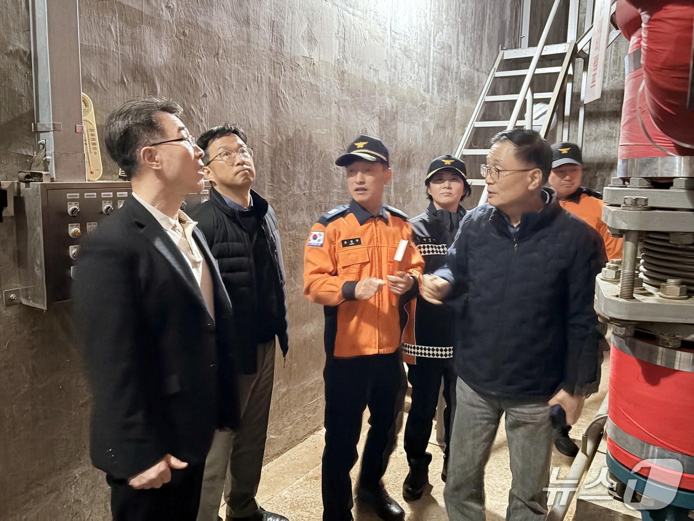 본문 이미지 - 16일 대전소방본부와 양치훈 LH대전충남지역본부장(좌측)이 임대주택 소방시설 등에 대해 안전점검을 하고 있다. (LH대전충남지역본부 제공. 재판매 및 DB금지) 2026.3.16/뉴스1