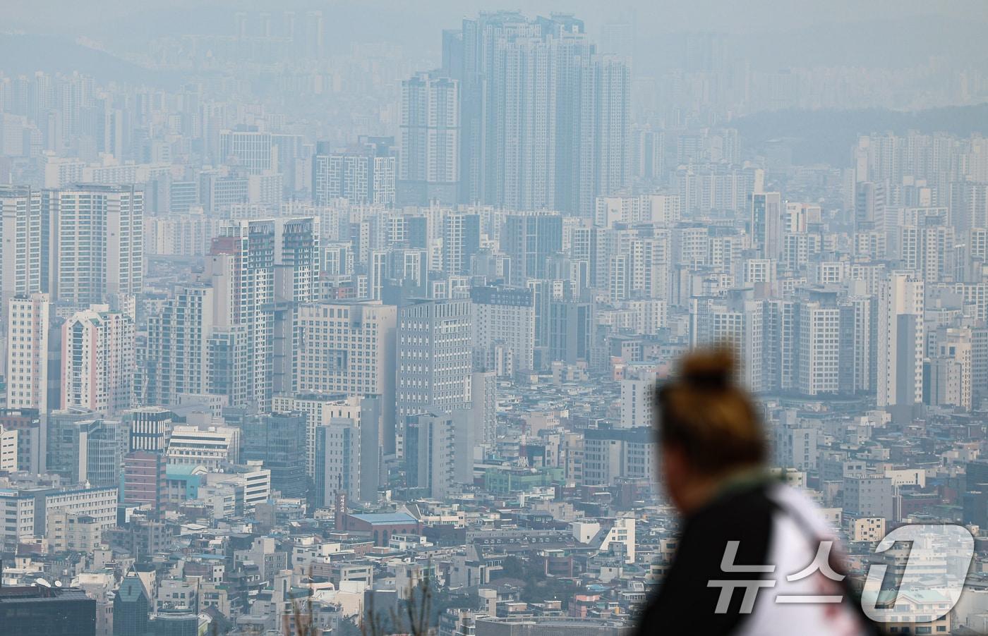본문 이미지 -  사진은 이날 서울 중구 남산에서 바라본 아파트와 주택 단지. 2026.3.16 ⓒ 뉴스1 김도우 기자