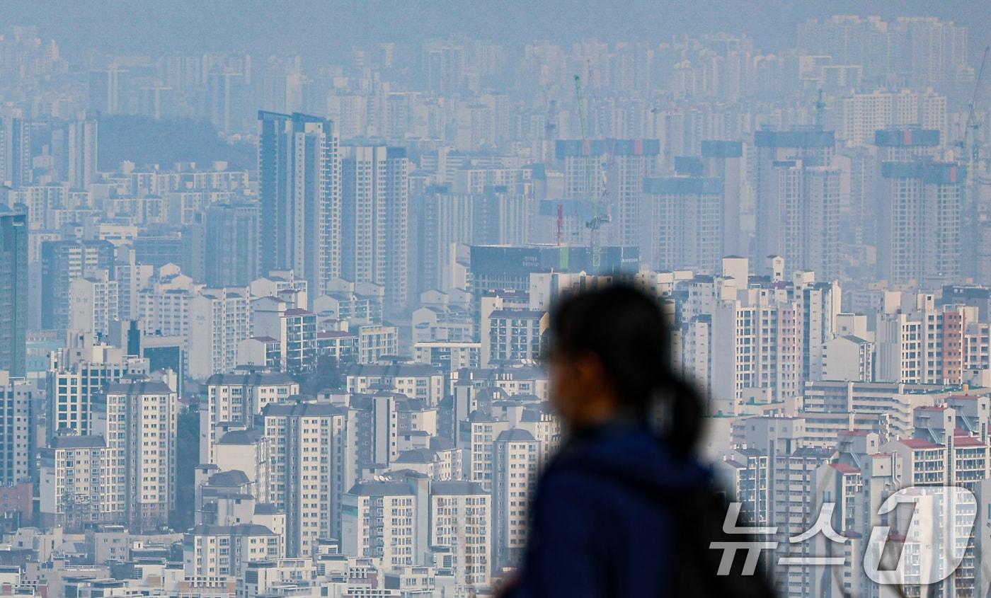 본문 이미지 - 서울 중구 남산에서 바라본 아파트 단지. 2026.3.16 ⓒ 뉴스1 김도우 기자