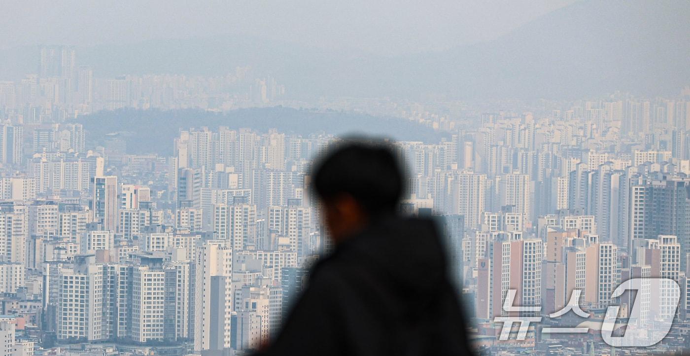본문 이미지 - 서울 중구 남산에서 바라본 도심. 2026.3.16 ⓒ 뉴스1 김도우 기자