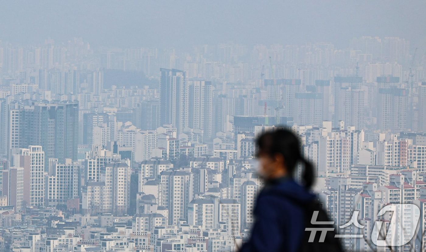 본문 이미지 - 서울 중구 남산에서 바라본 아파트 단지. 2026.3.16 ⓒ 뉴스1 김도우 기자