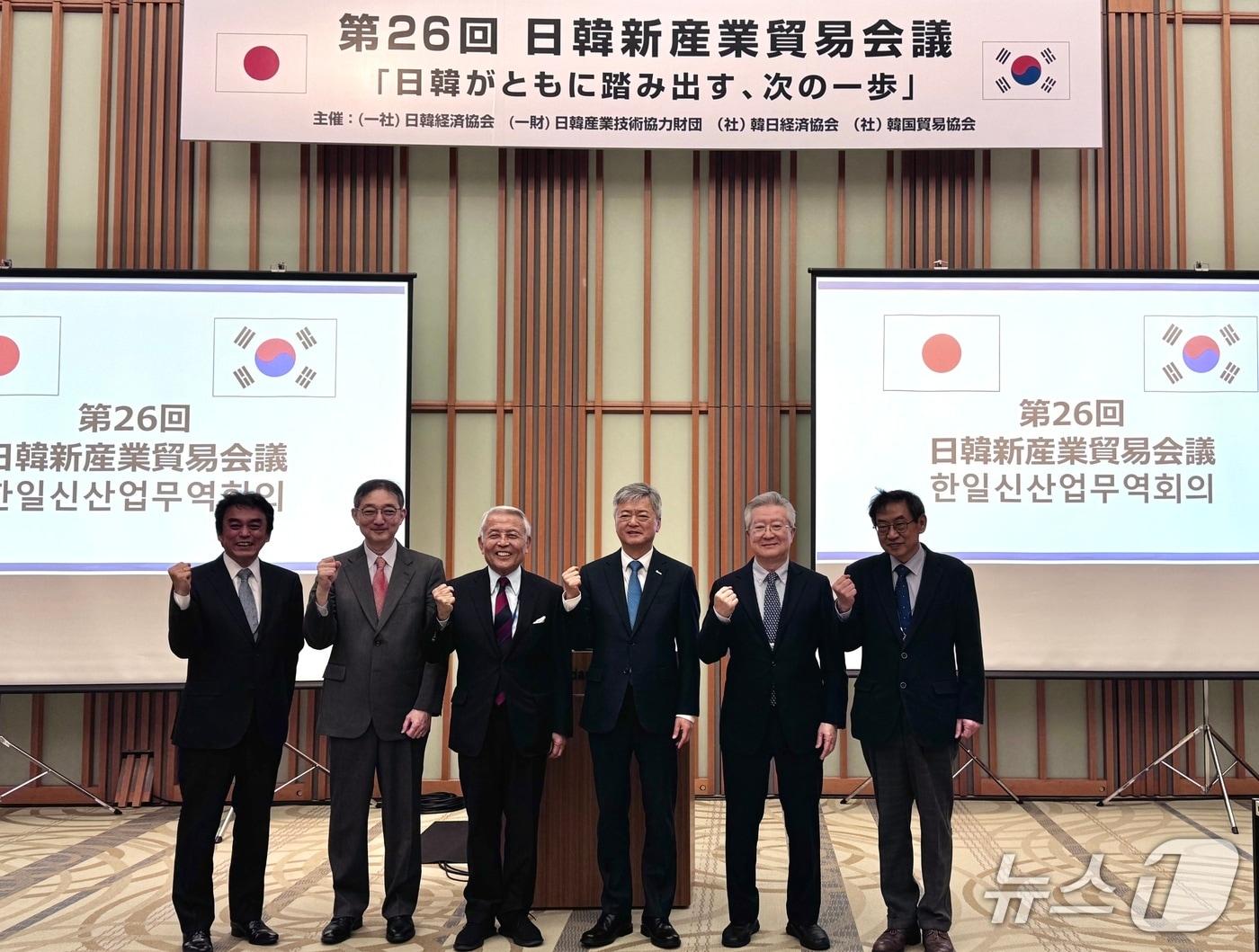 본문 이미지 - 16일 일본 도쿄 경단련회관에서 열린 '제26회 한일 신산업 무역회의'에서 주요 참석자들이 기념 촬영을 하고 있다. 왼쪽부터 우치다 토시아키 일한경제협회 전무이사, 이와다레 요시히코 오비린대학 교수, 아소 유타카 아소시멘트 회장, 이인호 한국무역협회 부회장, 이수철 GH홀딩스 회장, 서석숭 한일경제협회 부회장. (한국무협협회 제공)