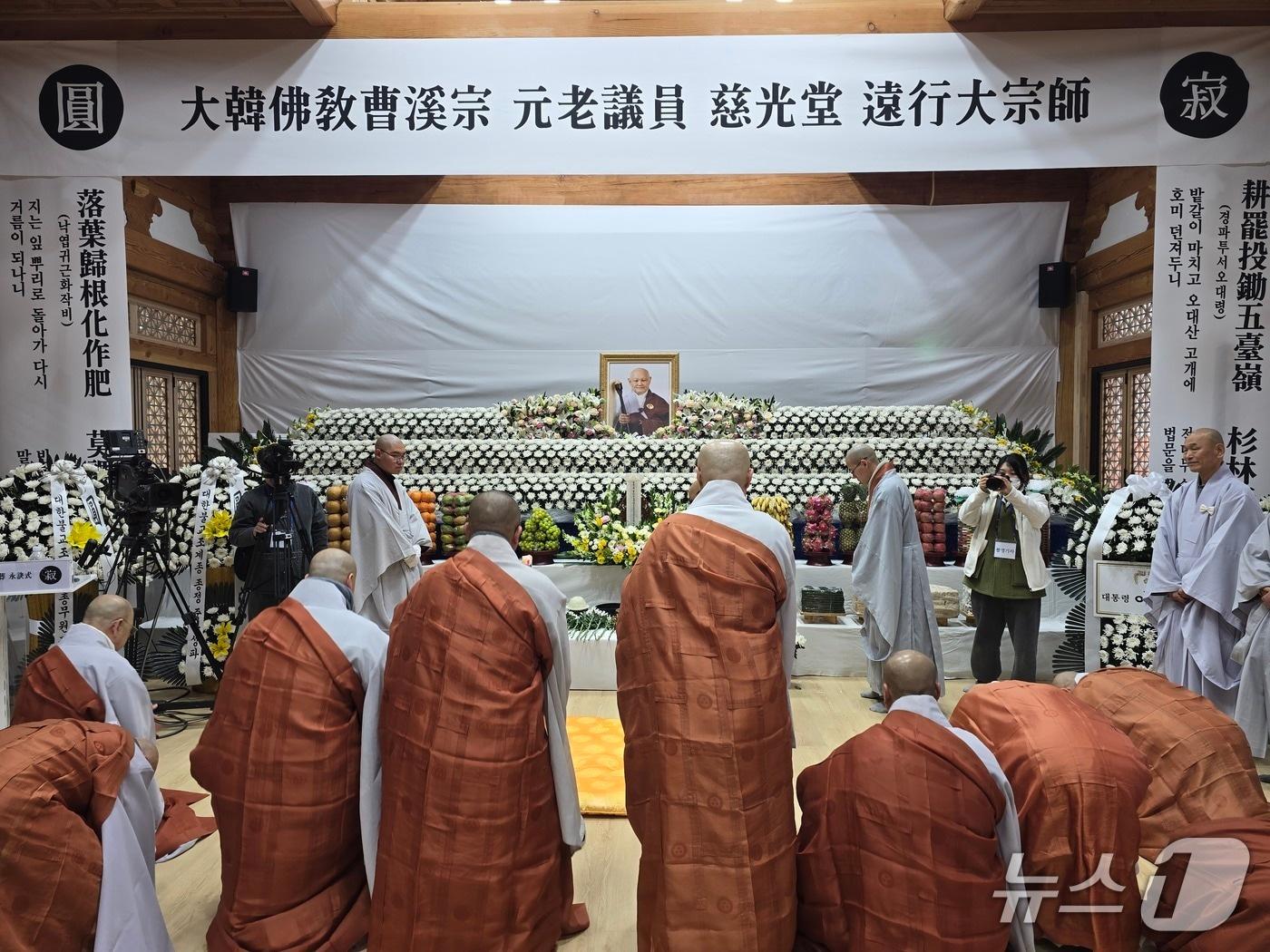 본문 이미지 - 오대산 월정사 선덕 자광당 원행 대종사 영결식이 16일 강원 평창 오대산 월정사 화엄루에서 조계종 원로회의장으로 엄수됐다.(독자 제공. 재판매 및 DB금지)/뉴스1
