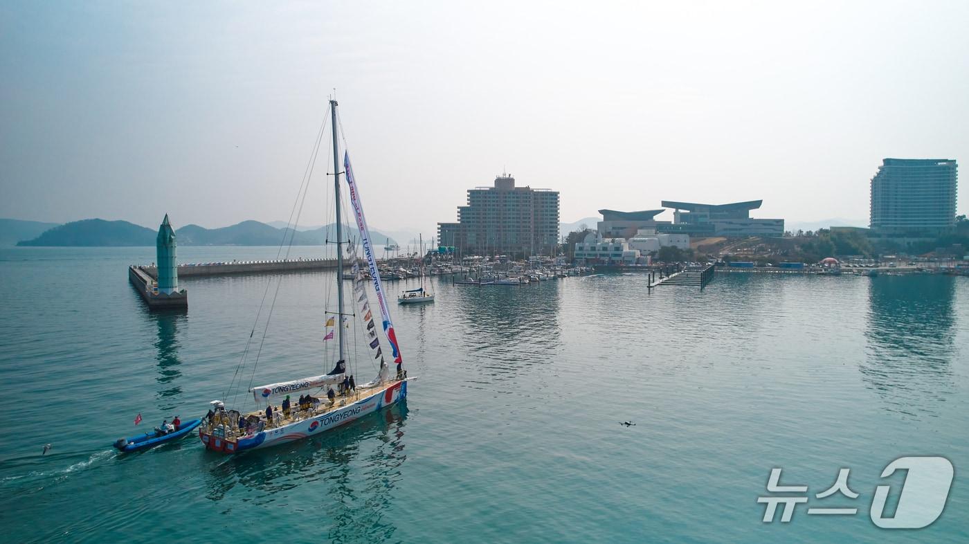 본문 이미지 - 입항하고 있는경남통영호.(통영시 제공. 재판매 및 DB금지)