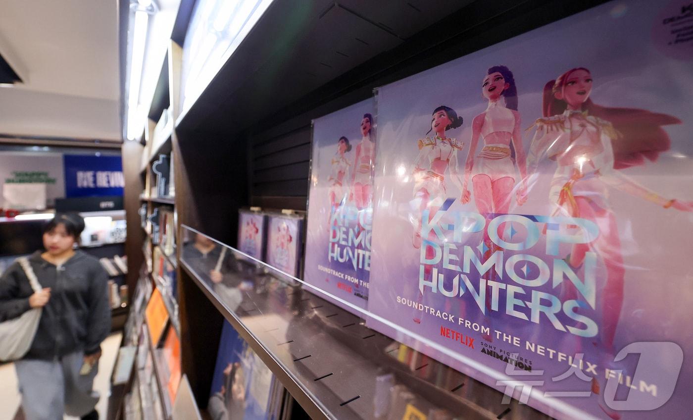 본문 이미지 - 넷플릭스 애니메이션 '케이팝 데몬 헌터스'가 제98회 아카데미 시상식에서 주제가상과 장편 애니메이션상을 수상하며 2관왕에 오른 3월 16일 서울 종로구 교보문고 광화문 핫트랙스에 '케이팝 데몬 헌터스' OST 음반이 진열돼 있는 모습. 2026.3.16 ⓒ 뉴스1 김성진 기자