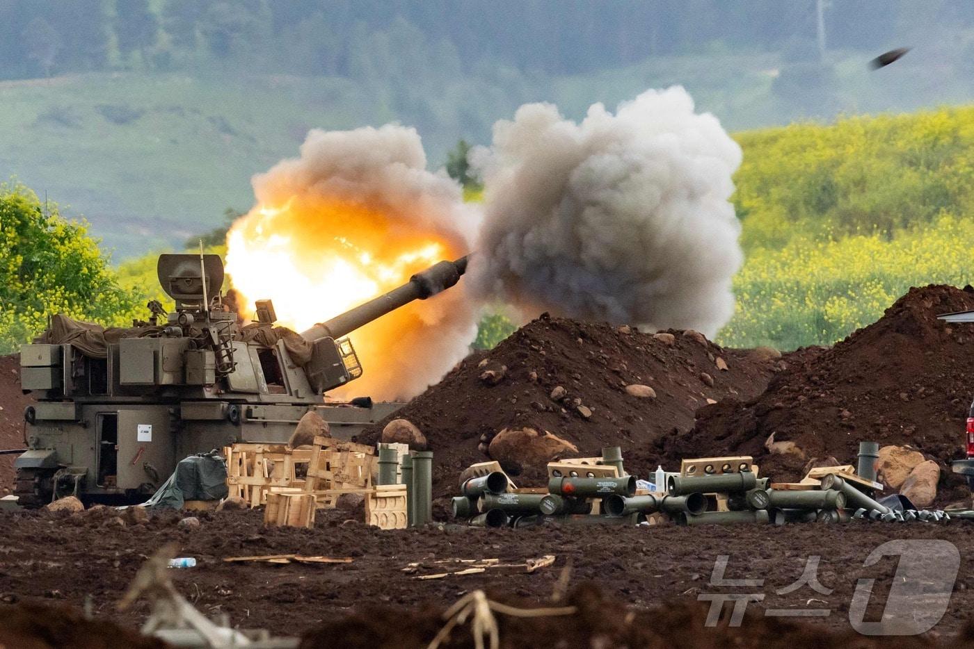 본문 이미지 - 2026년 3월 15일 이스라엘 북부 갈릴리 상부 지역에서 이스라엘 자주포가 남부 레바논을 향해 포탄을 발사하고 있다.2026.03.15. ⓒ AFP=뉴스1