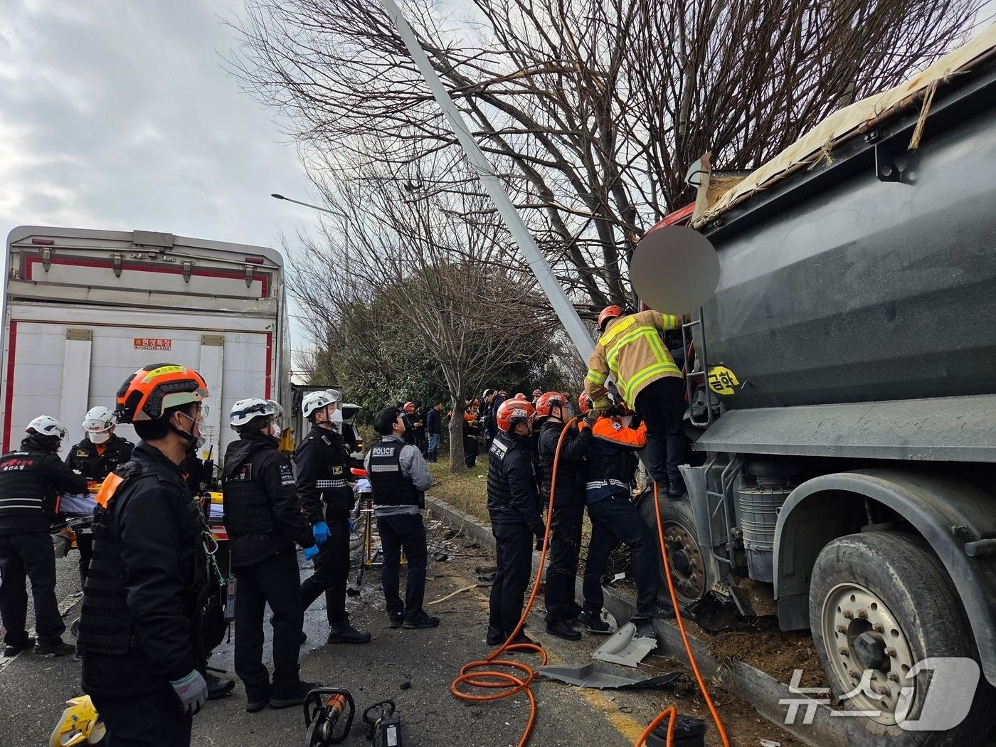 본문 이미지 - 16일 오전 10시 12분께 북구 산업로 울산공항 방면 도로에서 6중 추돌 사고가 발생했다.(울산소방 제공. 재판매 및 DB금지)/뉴스1