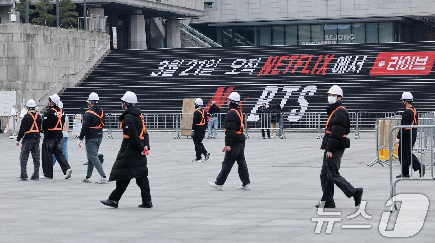 본문 이미지 - BTS(방탄소년단) 컴백 라이브 ARIRANG(아리랑)을 앞둔 16일 서울 종로구 광화문 광장에서 무대 설치 관련 스태프들이 이동하고 있다. 2026.3.16 ⓒ 뉴스1 안은나 기자