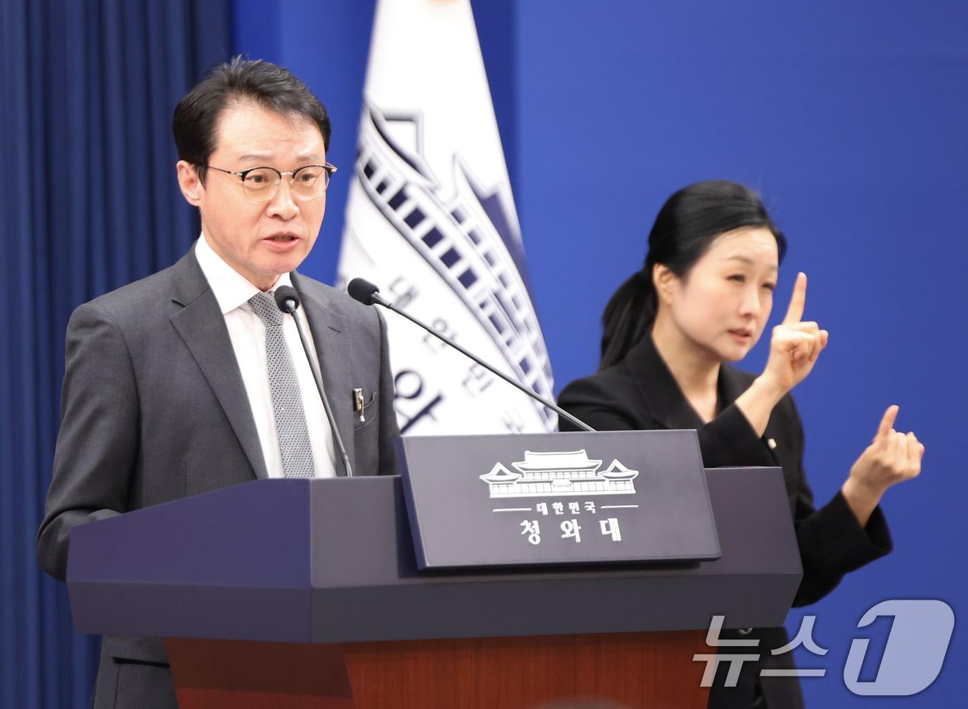 본문 이미지 - 이규연 홍보소통수석이 16일 청와대 춘추관에서 스토킹 범죄 대응 관련 브리핑을 하고 있다. 2026.3.16 ⓒ 뉴스1 허경 기자