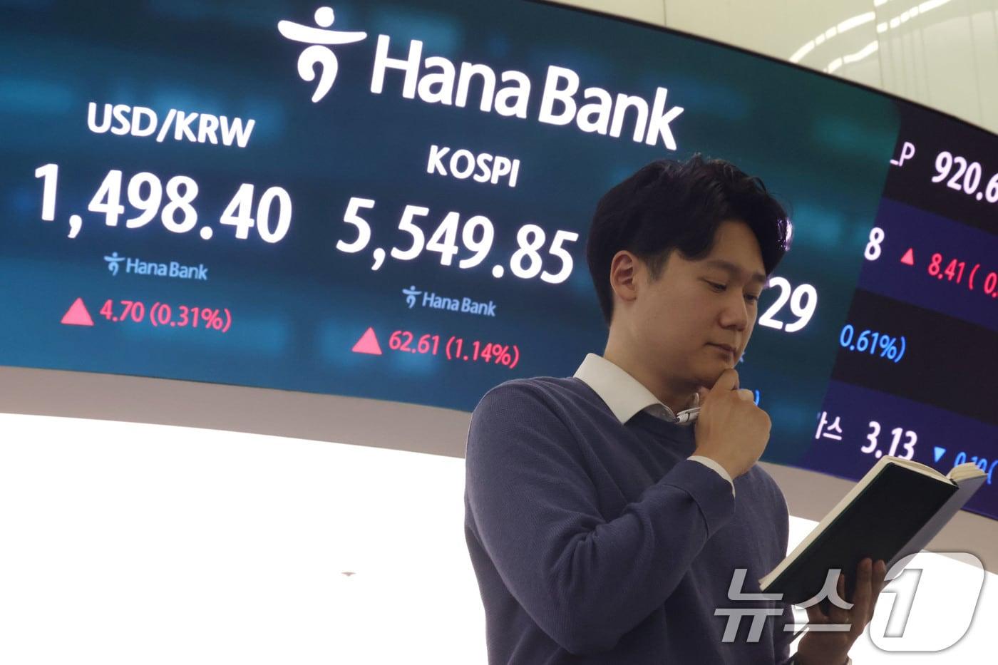 본문 이미지 - 코스피 지수가 1%대 상승 마감한 16일 오후 서울 중구 하나은행 딜링룸 현황판에 전장대비 62.61포인트(1.14%) 상승한 5,549.85를 나타내고 있다. 이날 원달러 환율은 전장대비 4.70원(0.31%) 상승한 1,498.40원에 거래되고 있다. 2026.3.16 ⓒ 뉴스1 이광호 기자