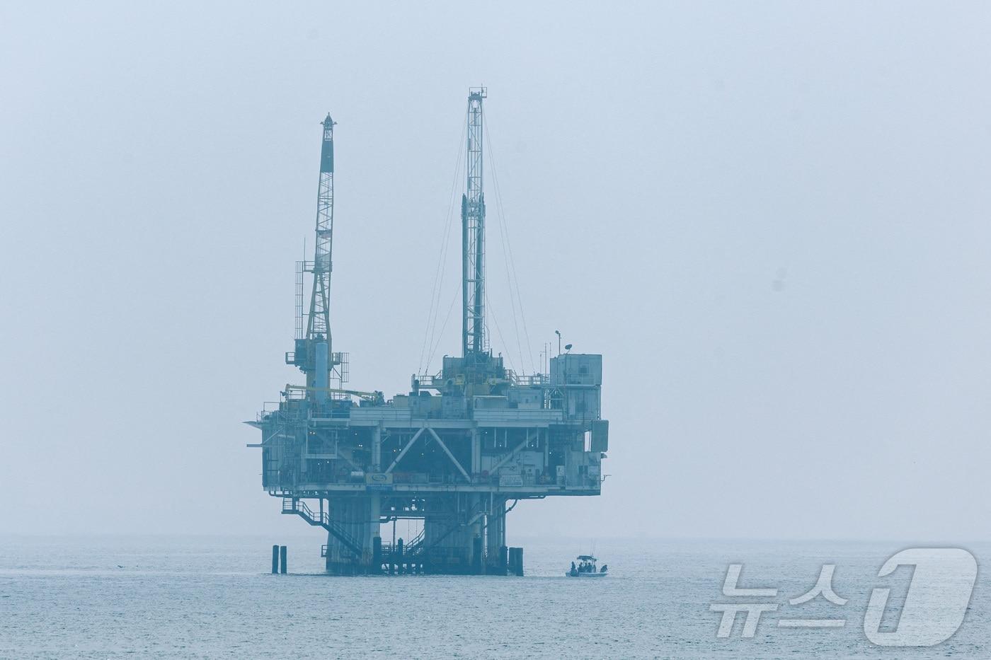 본문 이미지 - 2025년 11월 11일 미국 캘리포니아주 실 비치 인근 해안에서 바라본 원유 시추선. 2026.1.27. ⓒ 뉴스1 ⓒ 로이터=뉴스1