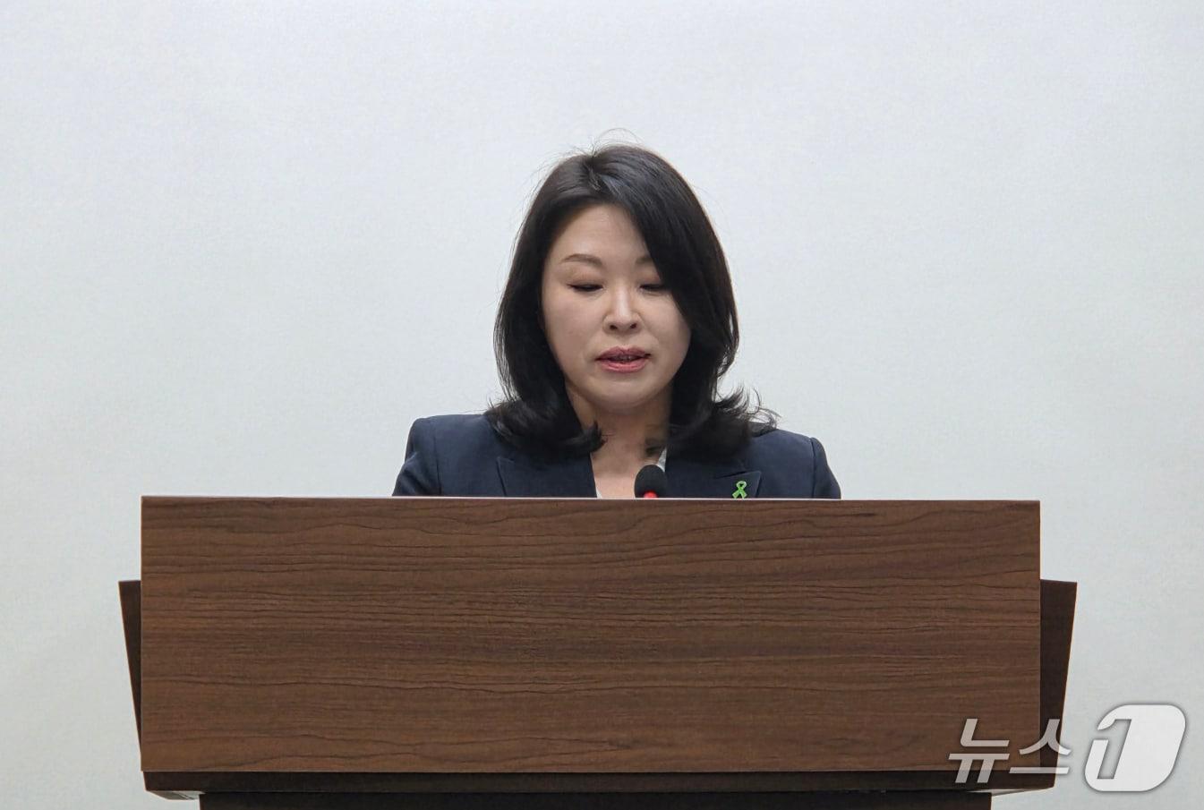 본문 이미지 - 박진희 충북도의원 기자회견 모습.