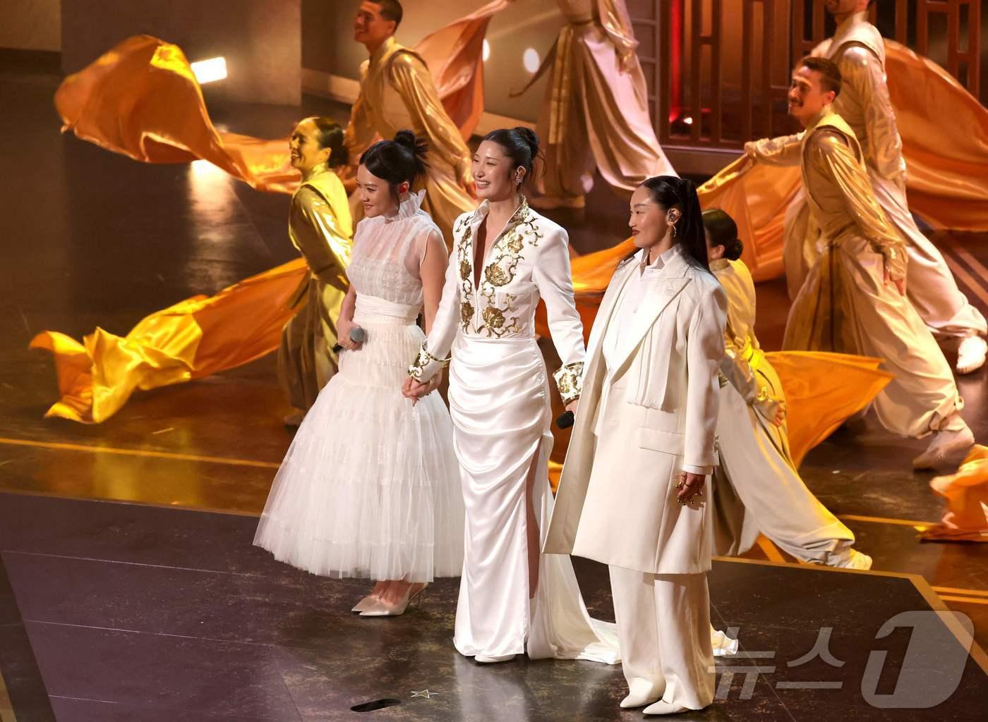 본문 이미지 - 제98회 아카데미 시상식 축하 공연에 선 레이 아미, 이재, 오드리 누나(왼쪽부터) ⓒ AFP=뉴스1