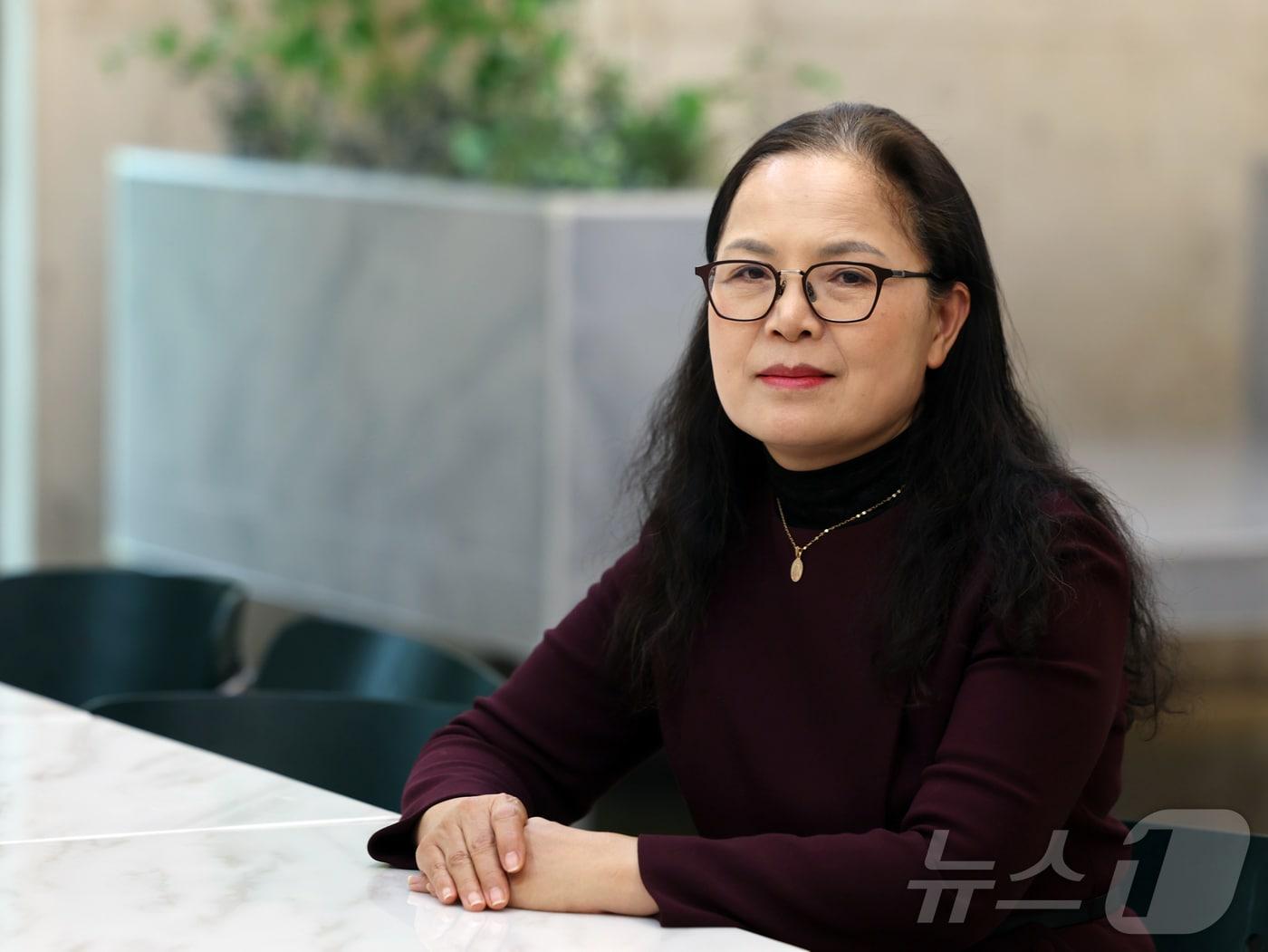 본문 이미지 - 정미경 폰히펠-린다우(VHL) 증후군 환우회 총무가 16일 오후 서울시 강서구의 한 카페에서 뉴스1과 인터뷰 전 포즈를 취하고 있다. 2026.3.16 ⓒ 뉴스1 황기선 기자