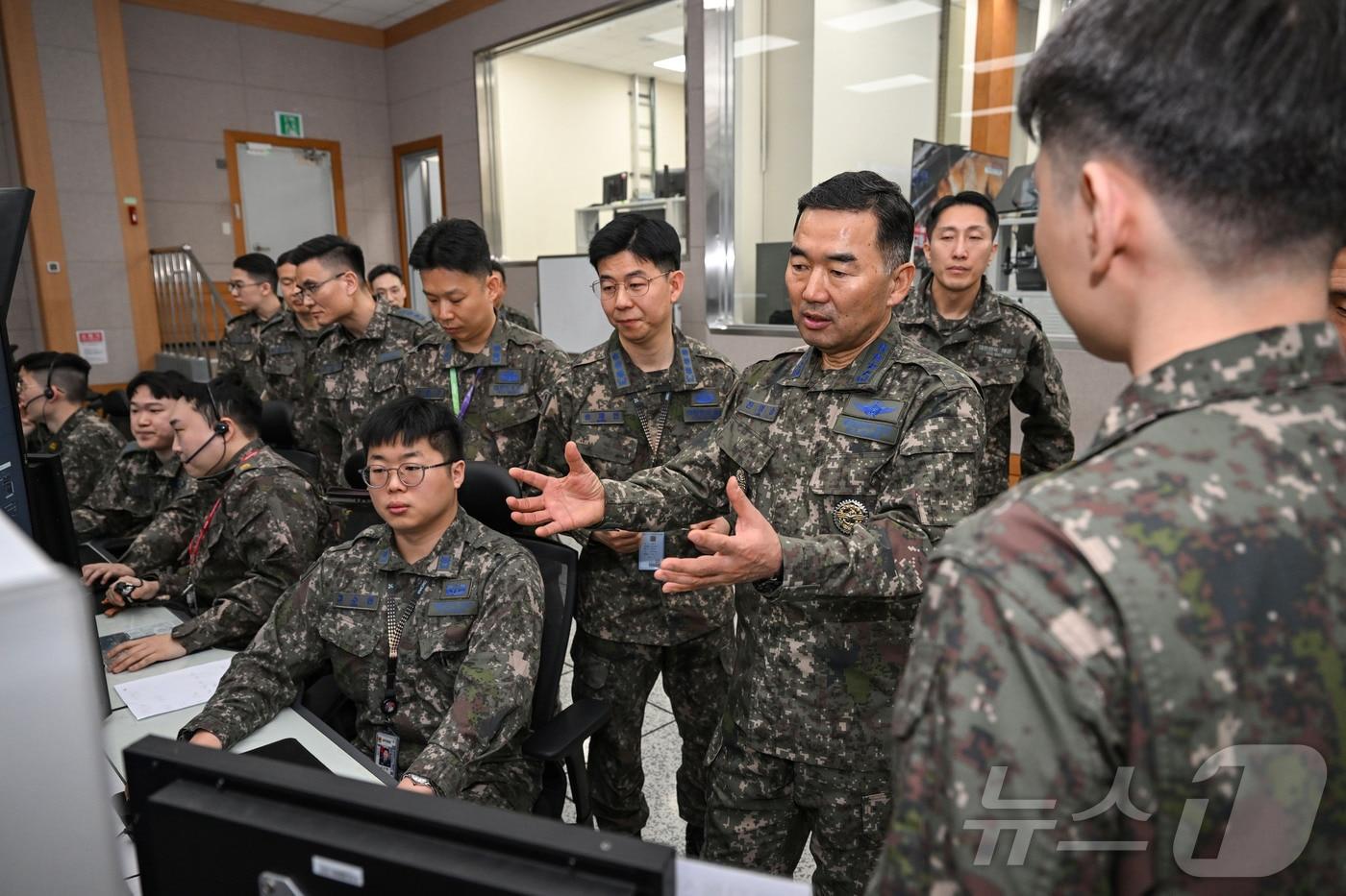 본문 이미지 - 진영승 합참의장이 16일 공군 제2중앙방공통제소를 방문해 작전 지도를 하고 있다. (합동참모본부 제공. 재판매 및 DB 금지) 2026.3.16 ⓒ 뉴스1