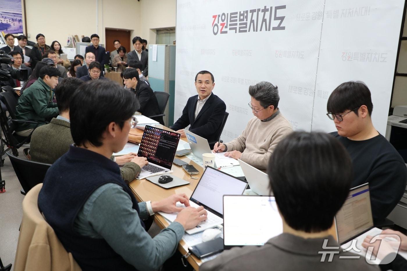 본문 이미지 - 김진태 강원도지사가 16일 기자간담회를 통해 도청 신청사 및 행정복합타운과 관련한 발언을 하고 있다.(강원도 제공. 재판매 및 DB금지)/뉴스1