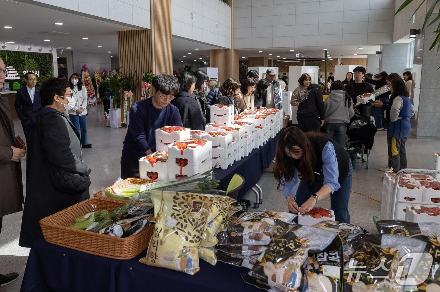 본문 이미지 - 전북 익산시가 16일 시청 본관 1층 로비에서 '익산 로컬푸드 농가 상생 직거래 장터'를 긴급 운영하고 있다.(익산시 제공. 재판매 및 DB 금지)