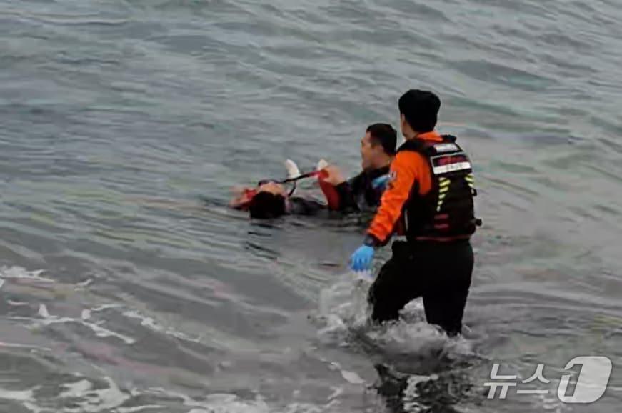 본문 이미지 - 경북 경주소방서 감포119안전센터에 근무 중인 박준오 소방교가 지난 15일 오전 7시 41분쯤 감포읍 전촌리 바다에서 표류 중이던 A 씨를 구조하고 있다. (경주소방서 제공, 재판매 및 DB금지) 2026.3.16/뉴스1
