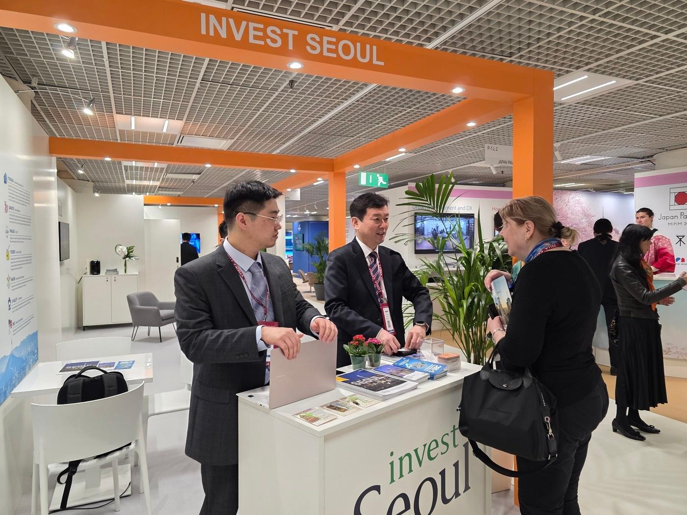 본문 이미지 - 서울 홍보관을 찾은 투자자 대상 설명