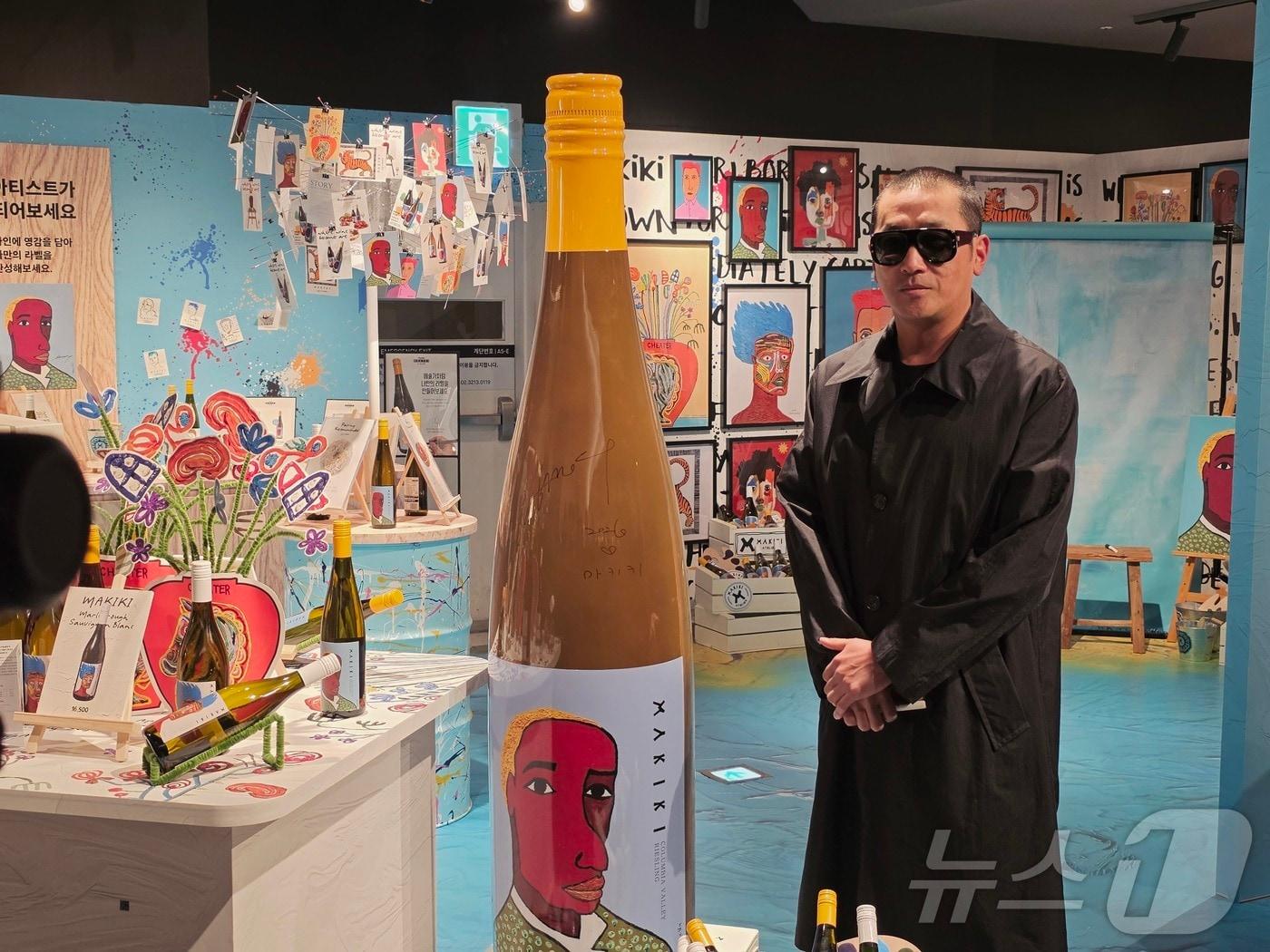 본문 이미지 - 세븐일레븐은 16일 롯데백화점과 손잡고 서울 잠실 에비뉴엘에 하정우 와인 팝업 스토어 '마키키 아뜰리에'를 열었다. 배우 하정우가 팝업 현장에 방문해 인사하고 있다. ⓒ 뉴스1 이형진 기자