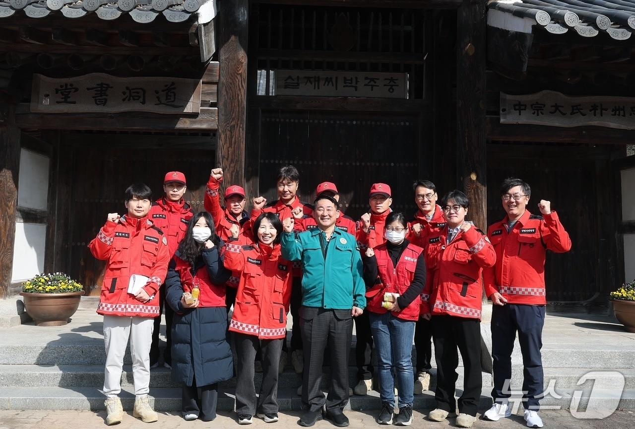 본문 이미지 - 서철모 서구청장이 관내 산불 취약지를 방문해 현장을 점검하고 근무자를 격려했다.(서구 제공. 재판매 및 DB금지)/뉴스1