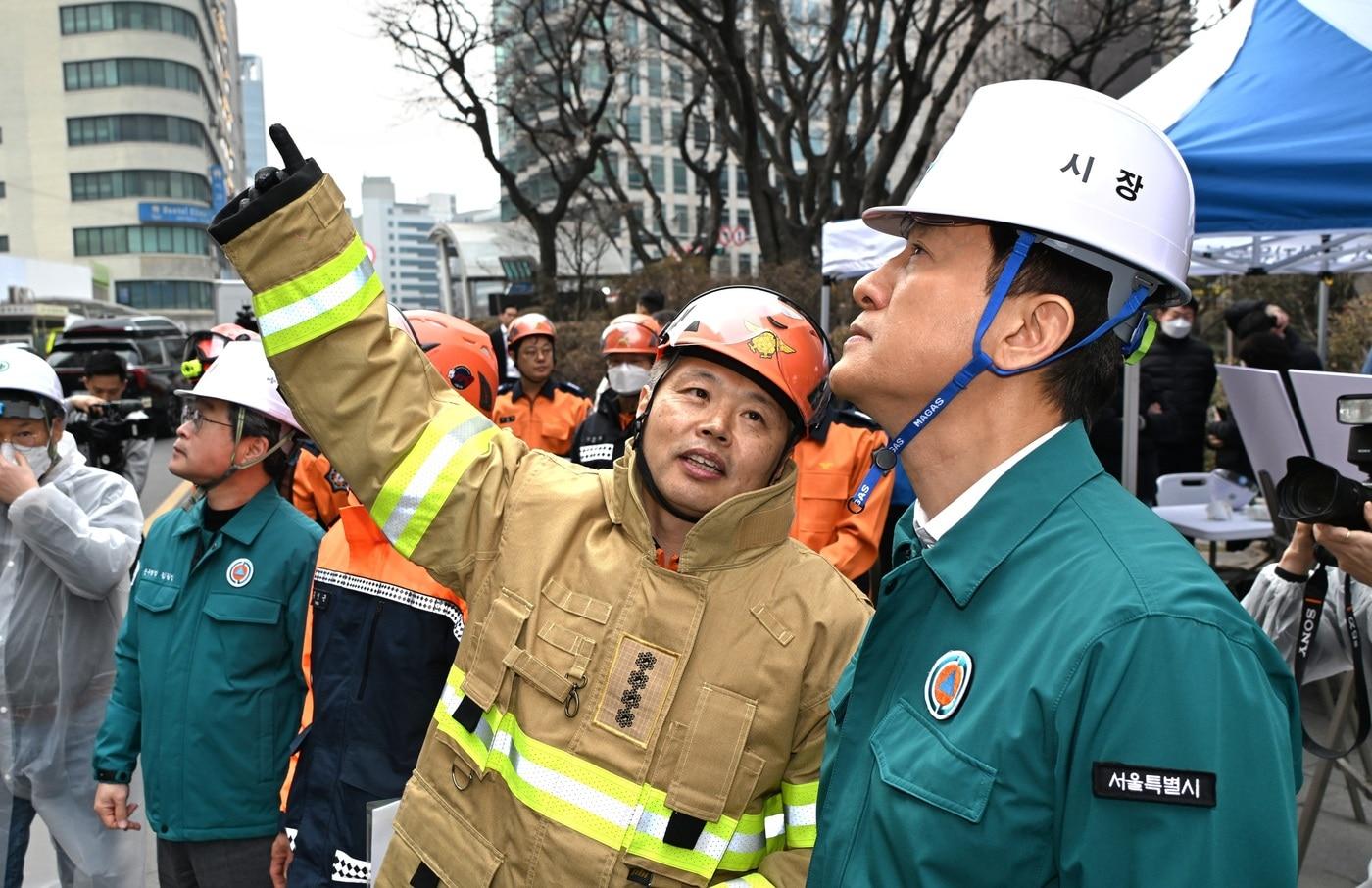 본문 이미지 - 오세훈 서울시장이 16일 중구 소공동 소재 복합건축물 화재 현장을 찾아 피해 상황을 살피고 있다.(서울시 제공)