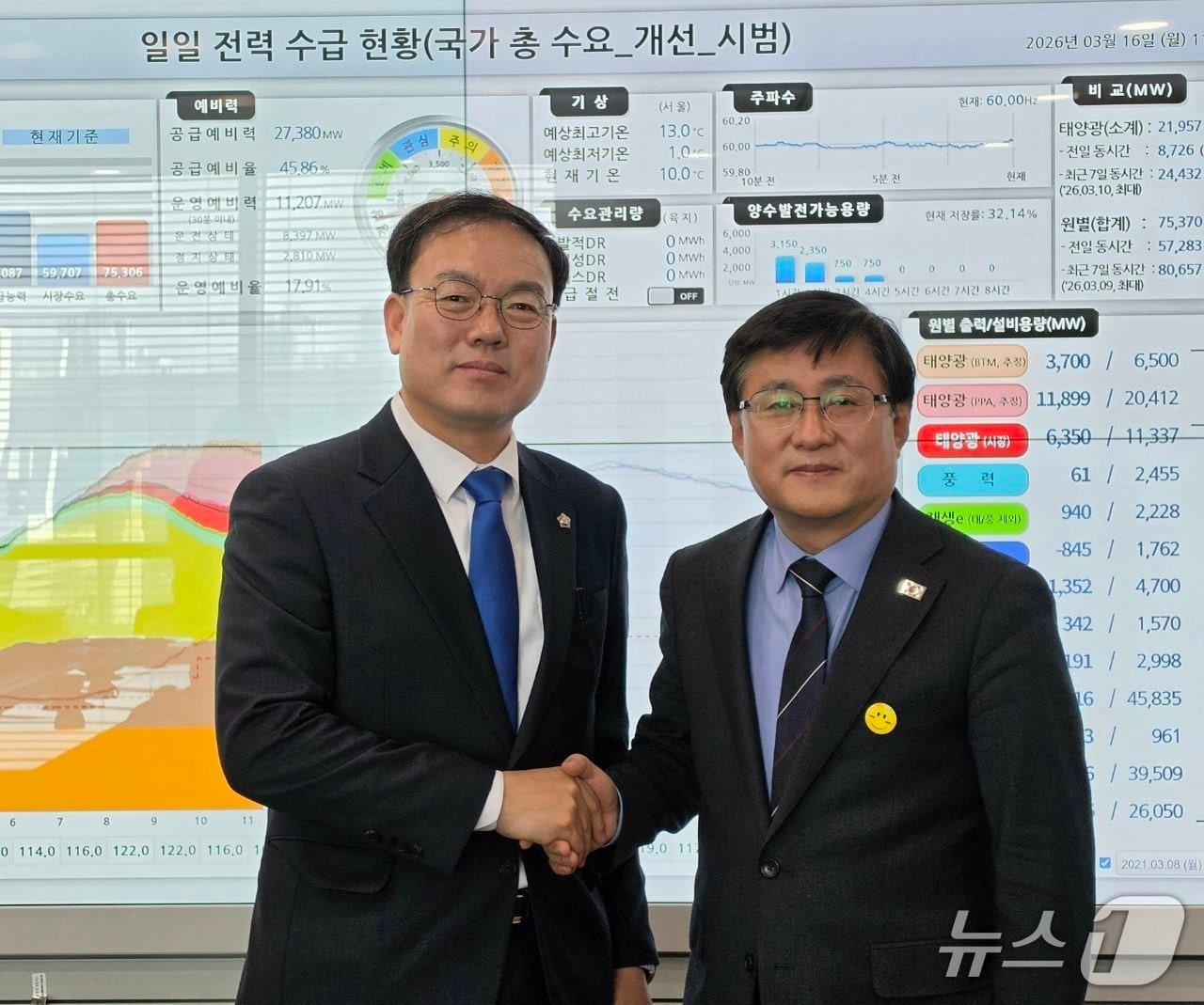 본문 이미지 - 왼쪽부터 박완희 청주시장 예비후보, 김성환  기후부 장관.(예비후보 제공. 재판매 및 DB금지) 