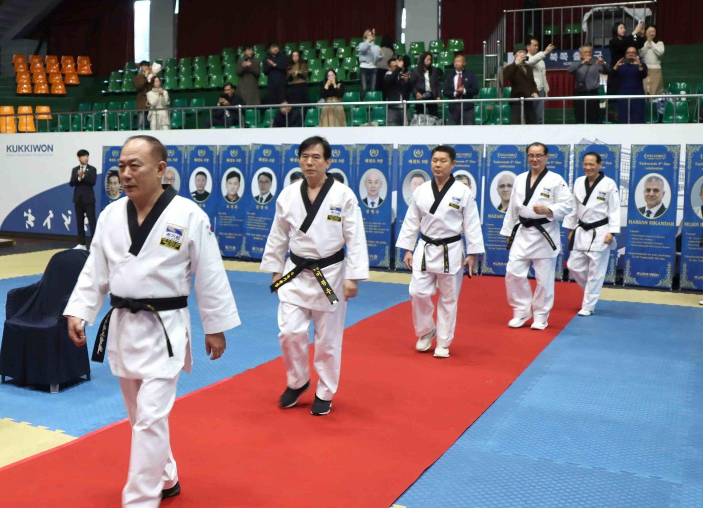 본문 이미지 - 국기원 중앙수련장에서 열린 '2025년도 9단 수여식'에서 태권도 최고의 경지에 오른 9단 승단자들이 입장하는 모습. (국기원 제공)