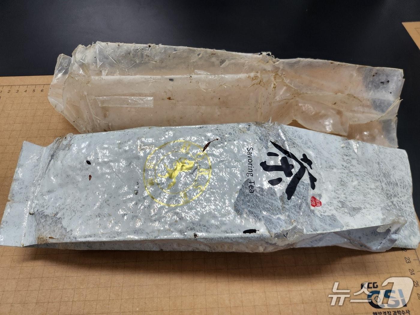 본문 이미지 - 16일 오전 제주시 조천읍 신촌리 갯바위에서 발견된 차(茶) 포장 형태의 마약류 의심 물체.(제주지방해양경찰청 제공. 재판매 및 DB 금지)