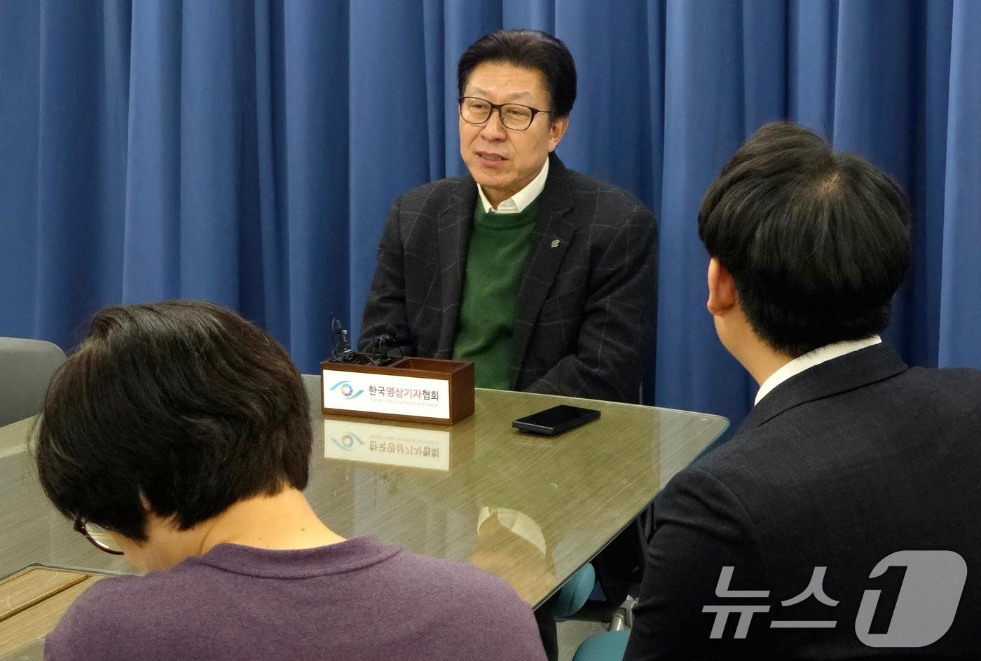 본문 이미지 - 박형준 부산시장이 16일 부산시청 기자실에서 긴급 기자회견을 열고 국민의힘 중앙당 공관위의 부산시장 공천 배제설과 관련해 입장을 밝히고 있다. 2026.3.16 ⓒ 뉴스1 이주현 기자